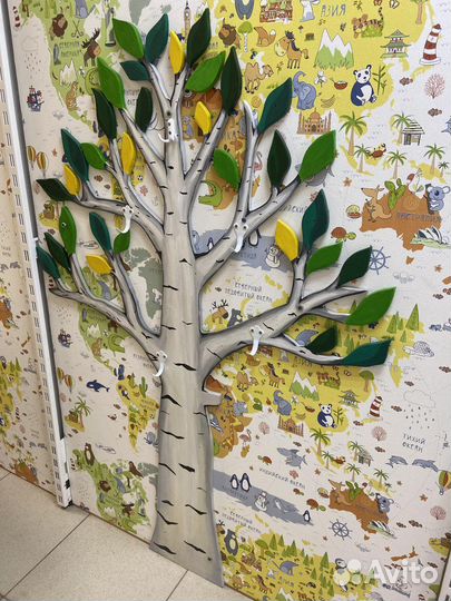 Резная вешалка из дерева