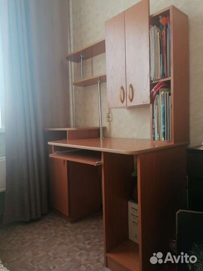 Компьютерный стол с полками и тумбой