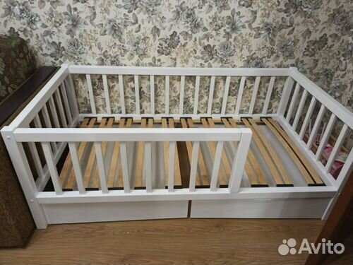 Кроватка из натурального дерева высокий борт сингл