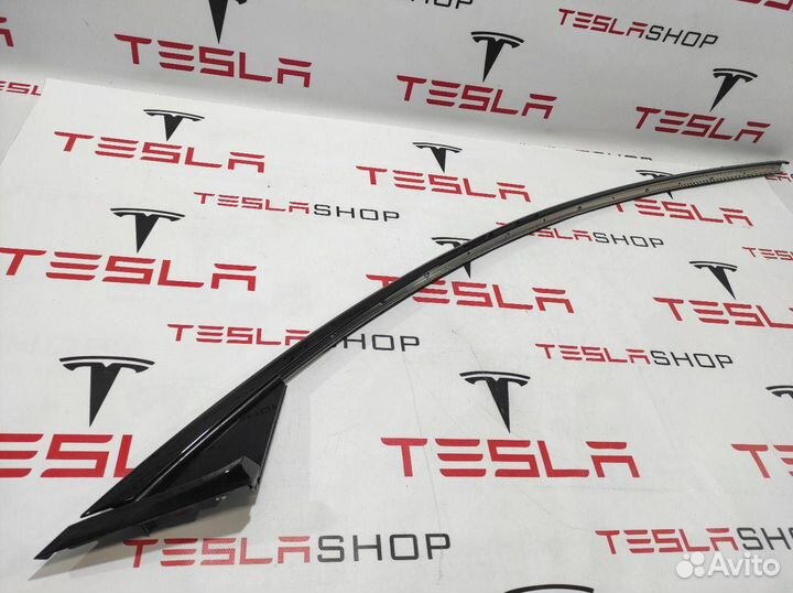 Молдинг кузова боковой Tesla Model X рест. 2022