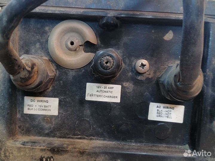 Зарядное устройство вектор 1800