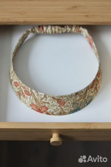 Кокошник Моррис - пташка среди ирисов (скругл.)