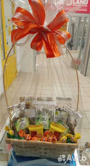 Корзина с чаем и конфетами к 1 сентября