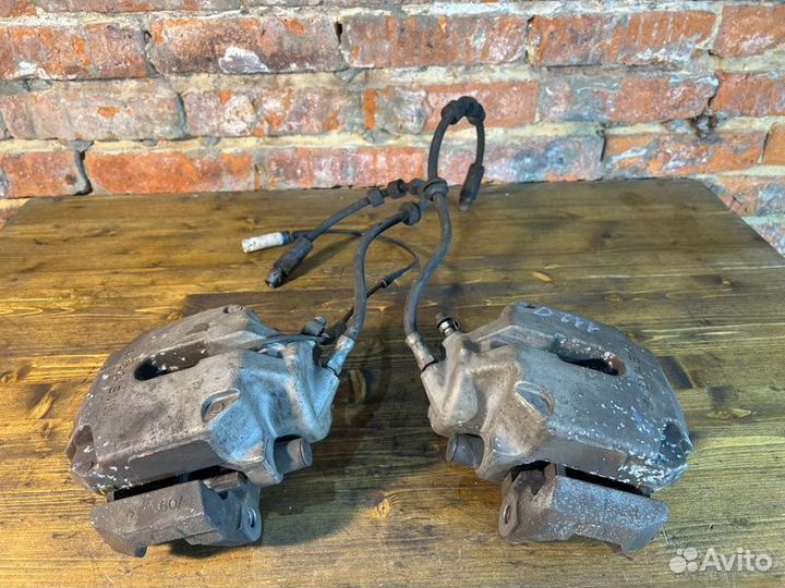 Суппорт тормозной передний Bmw 5 E60 N52B25 2009