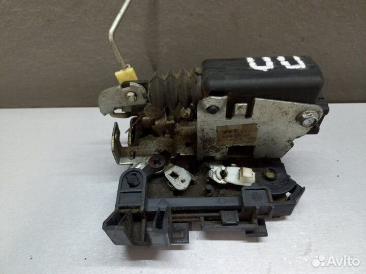 Замок двери передний правый Renault Sandero 2009