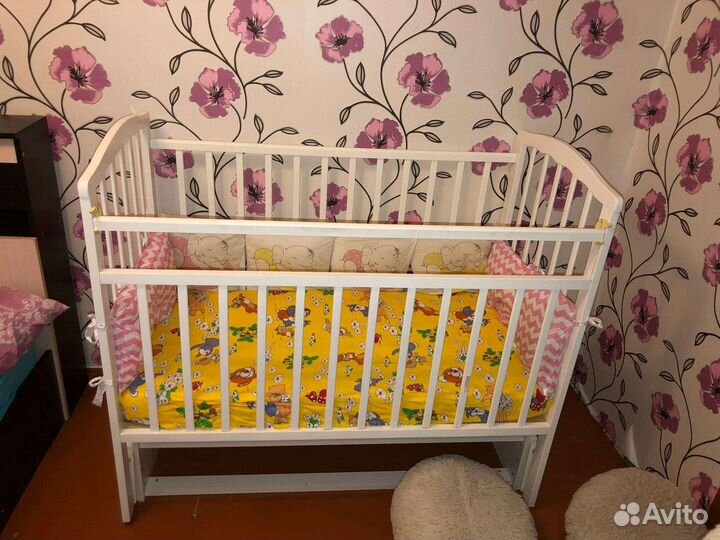 Детская кроватка с продольным маятником