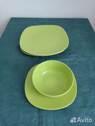 Комплект ярких керамических тарелок и салатник