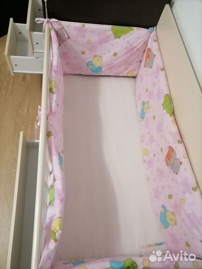 Детская кроватка с маятником и комодом