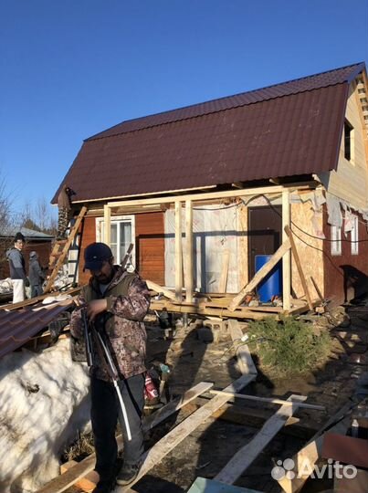 Бригада плотников строителей