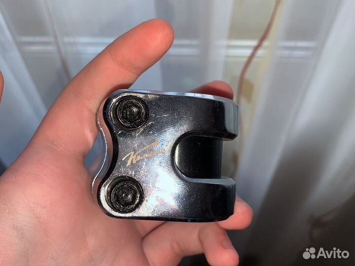 Зажим для трюкового самоката