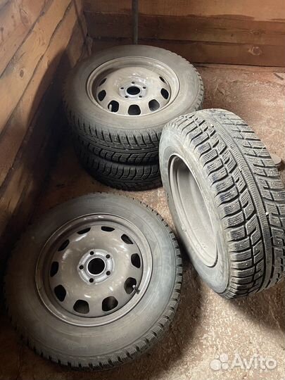 Marshal I'Zen Stud Snow KW11 215/65 R16 98