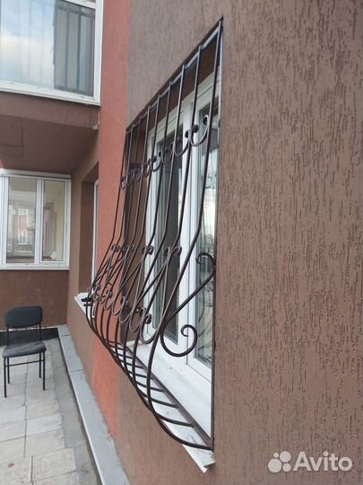 Решетки на окна с элементами ковки