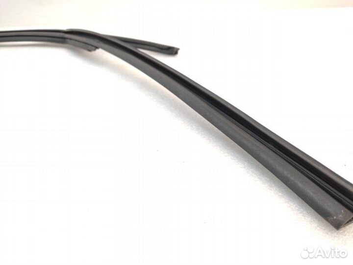 Уплотнитель стекла двери передний правый Audi Q5