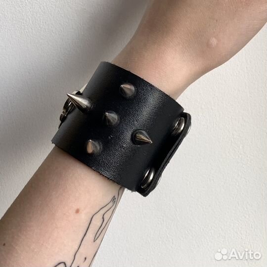 Напульсник браслет с шипами кожаный