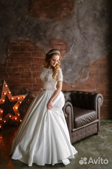 Свадебное платье с атласной юбкой