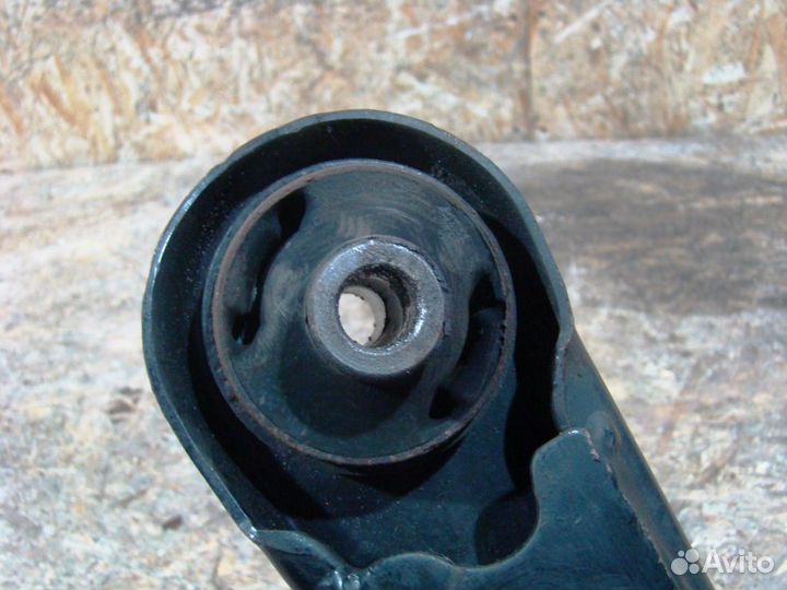 Peugeot 4007 Рычаг передний правый