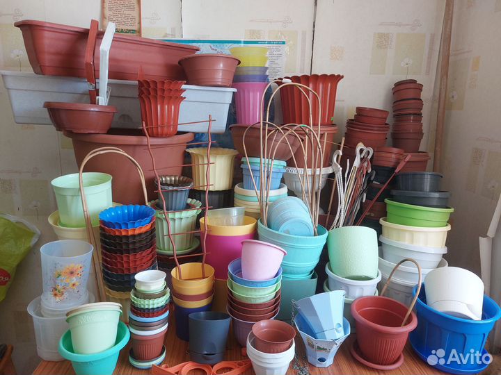 Новые пластивовые горшки, опоры для цветов