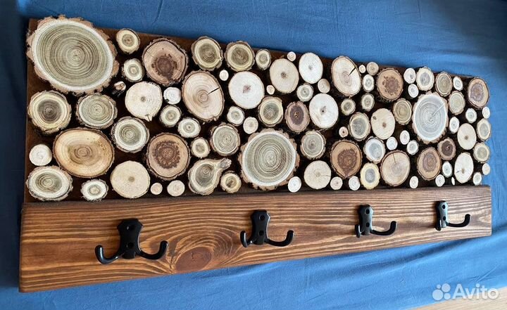Вешалка со спилами дерева