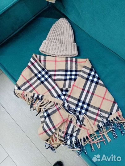 Женский платок Burberry и шапка