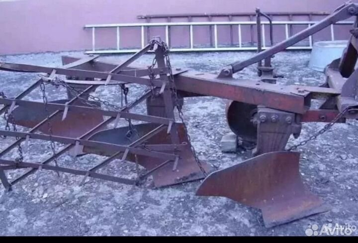 Плуг трехкорпусной