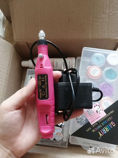 Для маникюра машинка, типсы, лампы и кисти