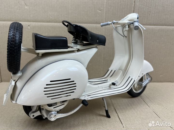 Модель скутера Vespa 150 1955 г 1:6