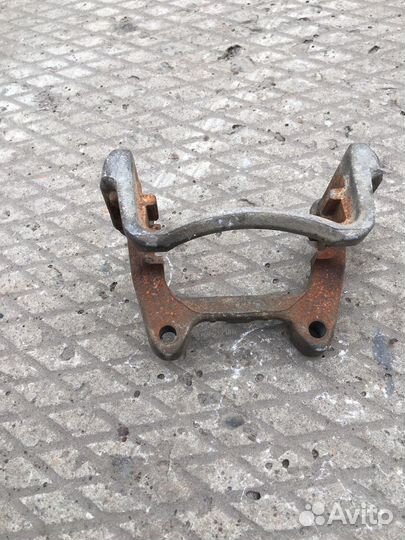 Скоба заднего суппорта VW Passat B6