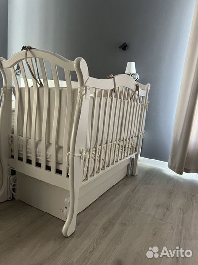 Детская кроватка с маятником