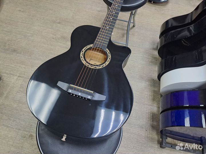 Гитара акустическая чёрная с металлическими струн