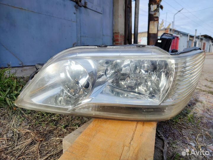 Фара на Mitsubishi lancer cedia