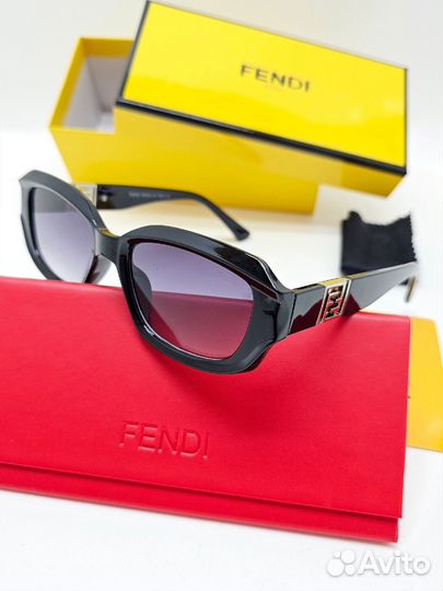 Солнцезащитные очки fendi