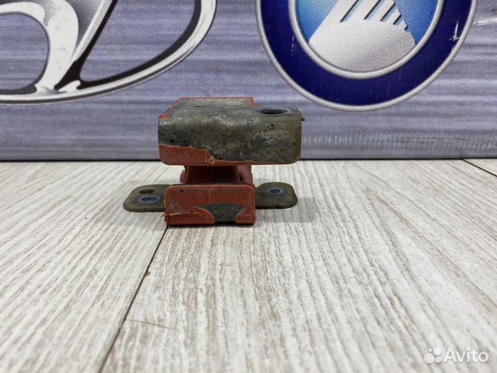 Кронштейн крепление глушителя Nissan terrano D10