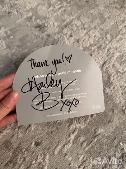 Открытка подписанная Hailey Bieber