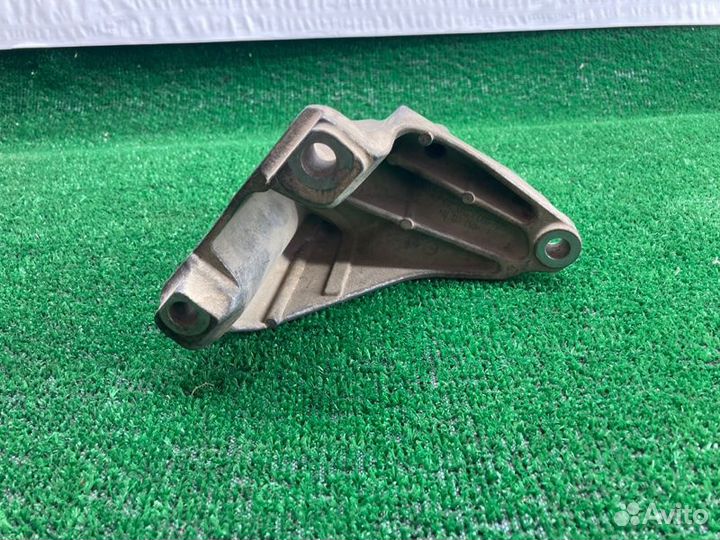 Кронштейн двигателя левый Audi Q7 4.2 2007