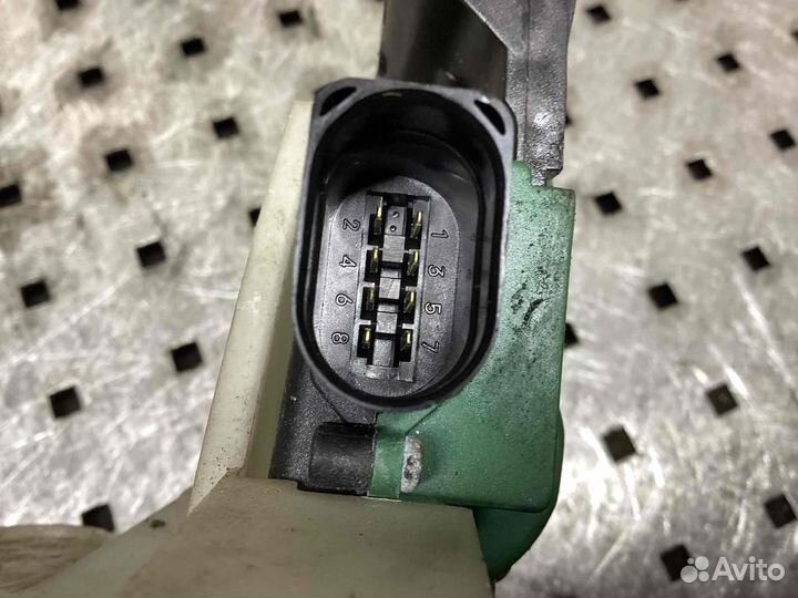 Замок двери передней правой Volkswagen Passat