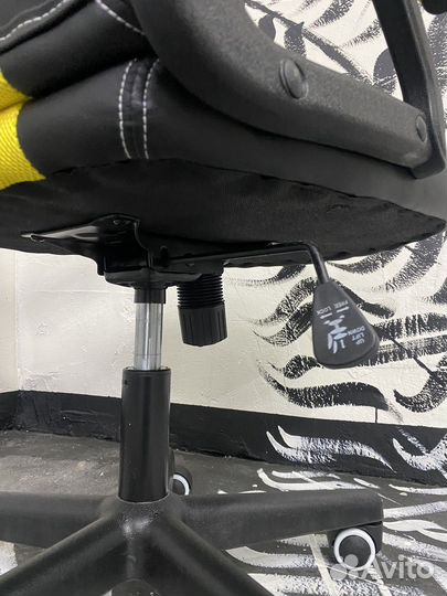 Простое игровое кресло (желтое, новое)