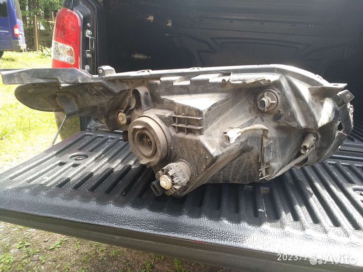 Фара левая Mitsubishi L200