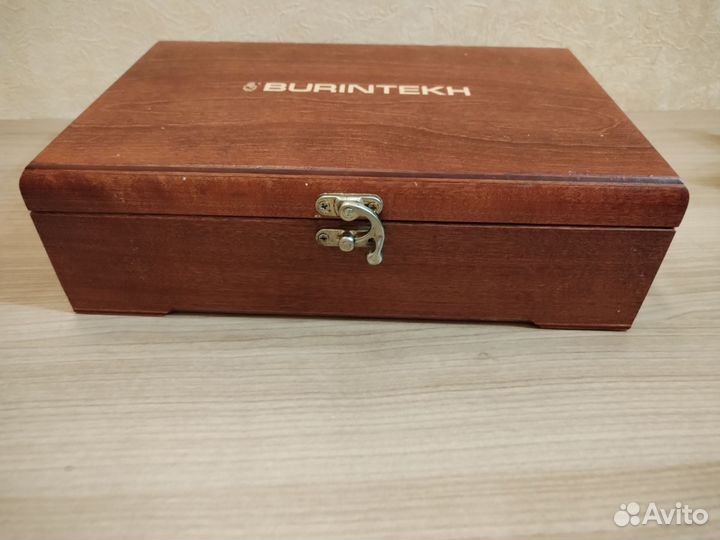 Деревянная шкатулка