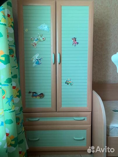 Детская кровать и шкаф