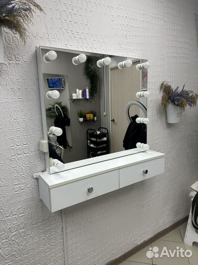 Гримерное зеркало со столом