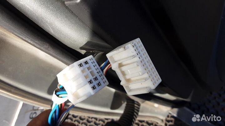 Дверь передняя правая Toyota Avensis