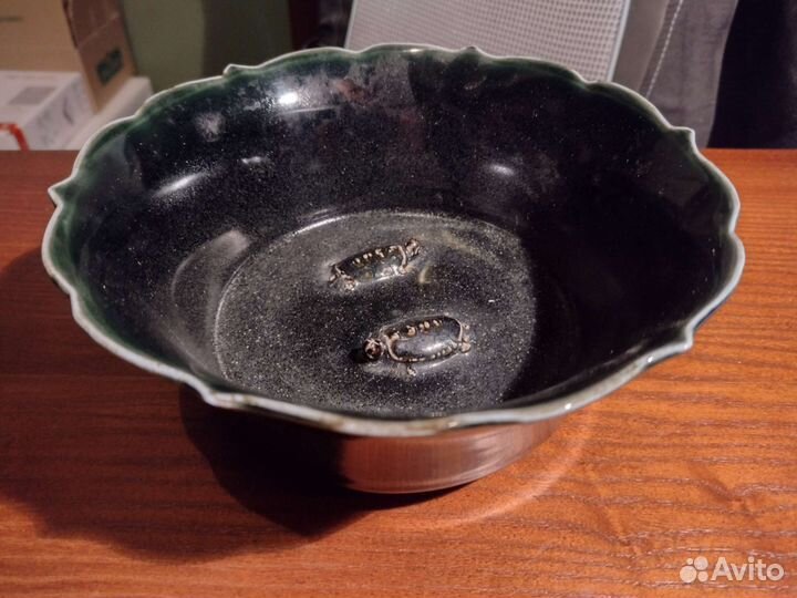Чёрное керамическое антикварное блюдо с черепахами