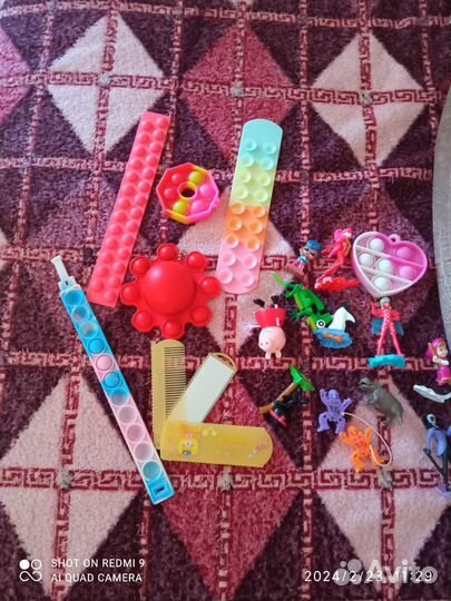 Игрушки пакетом поп ит и игрушки из киндеров