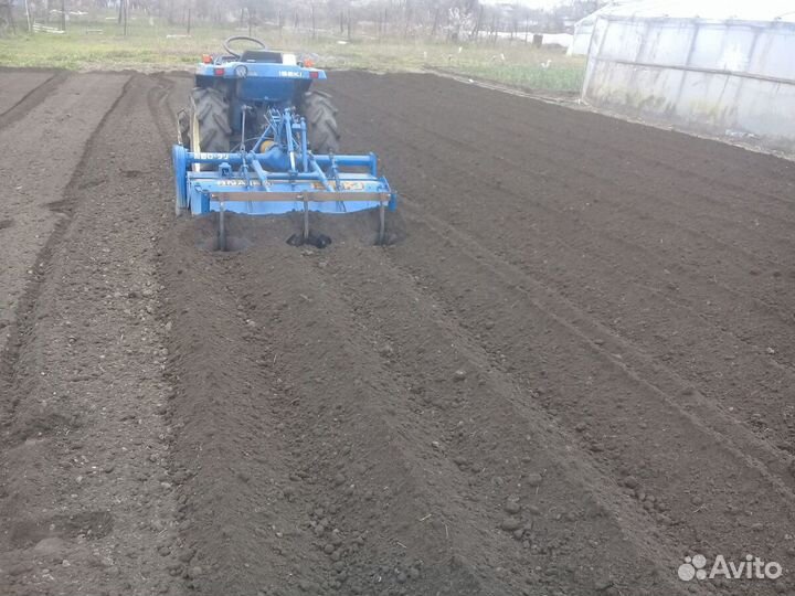 Вспашка земли мини трактором. Покос травы трактор