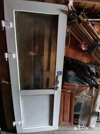 Дверь. дверной проем с дверью. полноценная рама