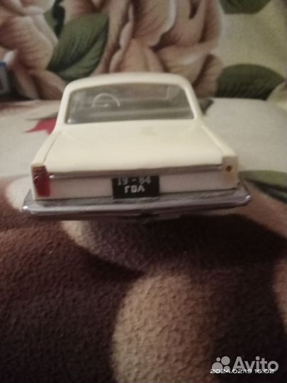 Модель автомобиля газ 2410 волга 1/18