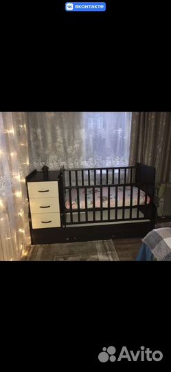 Детская кроватка с маятником и комодом