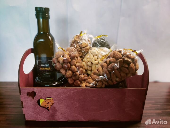 Подарочный набор орехов, масла, мёда