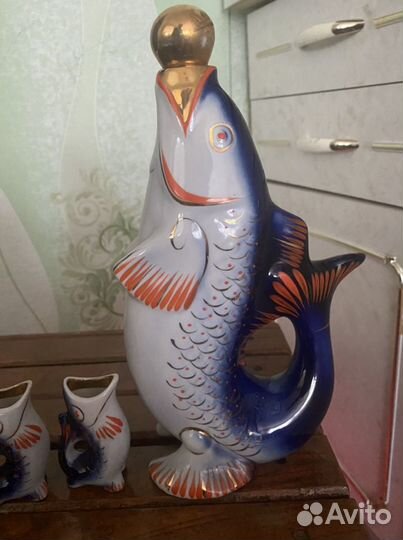 Набор фарфоровых рюмок и графин