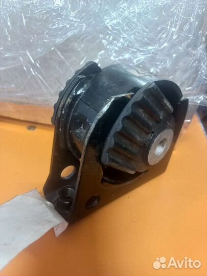 Опора двигателя передняя Toyota Rav 4